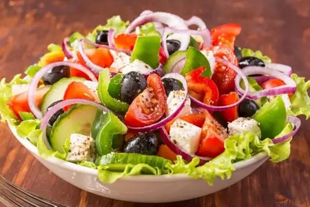 Beyaz Peynirli Salata ürün fotoğrafı.