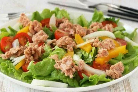 Ton Balıklı Salata ürün fotoğrafı.