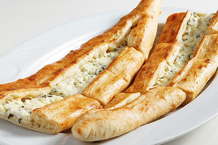 Beyaz Peynirli Pide ürün fotoğrafı.
